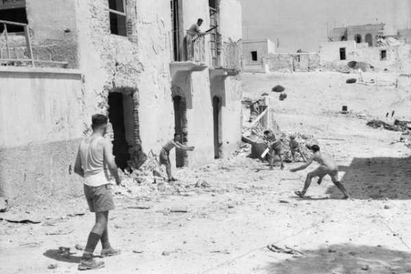 RealTimeWWII's tweet image. Besieged Australians in Tobruk play cricket, with special local rules: "Play will NOT rpt NOT cease during shell-fire. Umpires will wear white coats (if available) &amp;amp; will carry loaded rifle with fixed bayonets."