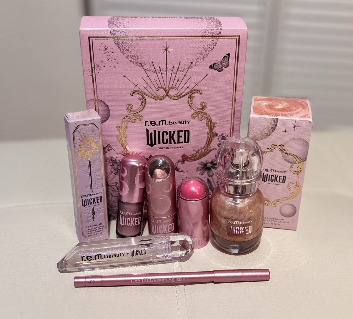 aricollectibles's tweet image. Wicked -&amp;gt; Wicked For Good 
@rembeauty 🩷💚🫧🧹