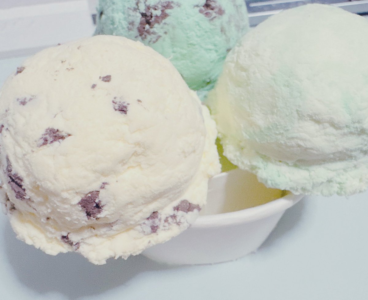 粘土でケーキとアイス作っちゃいました！
ケーキ乾燥したらひび割れちゃった…