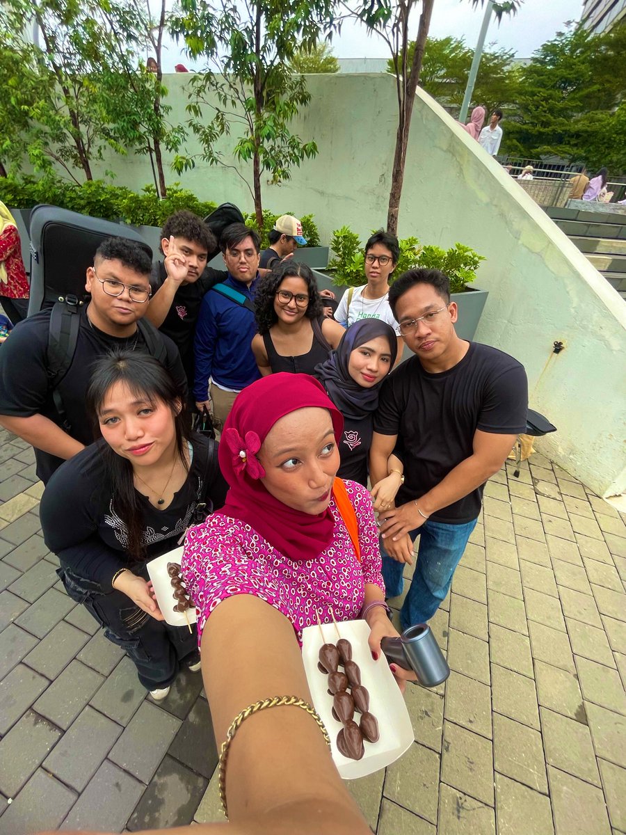 Toqgaf's tweet photo. Aurumn busking at Pasar Seni https://t.co/T2nEGmmfe8