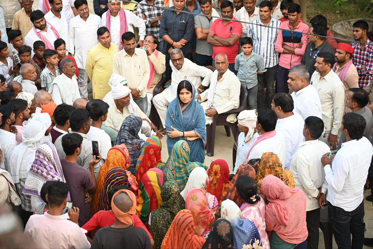 dimpleyadav's tweet image. मैनपुरी में अपनों के बीच ।