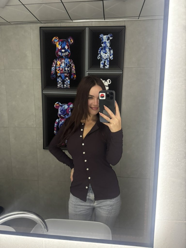 ye_llena's tweet photo. ненавижу джинсы, ношу их только потому, что все их носят https://t.co/UKEnyNUAcm