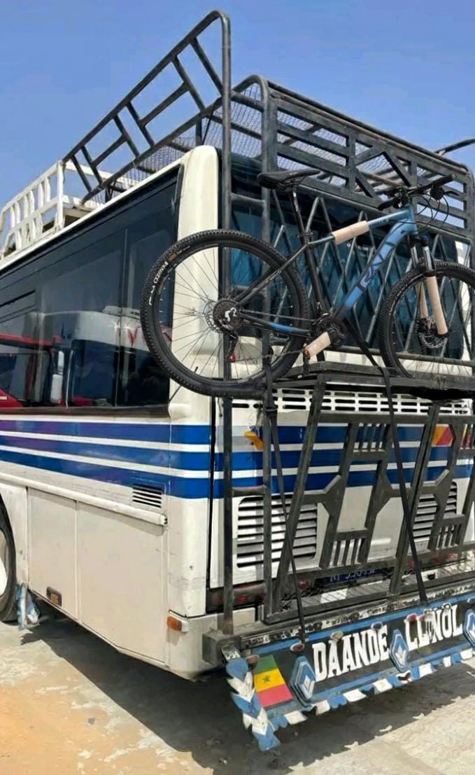 The_Ghost_1409's tweet image. 🚨 ALERTE ARNAQUE 🚨Ce matin, j’ai discuté avec une personne sur sur WhatsApp à propos de l’achat d’un VTT à 60.000 F.
Il m’a envoyé une photo (image 1) pour me faire croire que le vélo était déjà en route.
J’ai ensuite envoyé 30.000 F sur le numéro +221 762187721.Depuis 12h