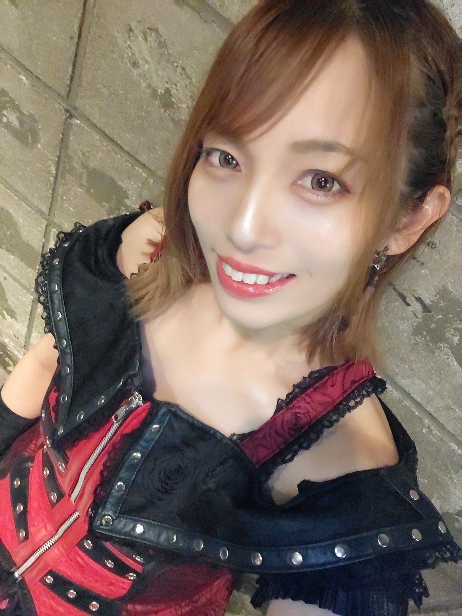 FullMooN_tw's tweet photo. Distomaさん40周年おめでとうございます！そんな節目の素敵な日に出演させていただき本当に嬉しいです！
大御所さんに囲まれてのライブは物凄い勉強になりました！✨音楽=人生ってこういうことなんだなって思いました🥁私もいつかそうなりたいな！

JEWELグッズ手に取ってくれた皆ありがとう💎

☀️葵☀️ https://t.co/7GPbWj4L7r