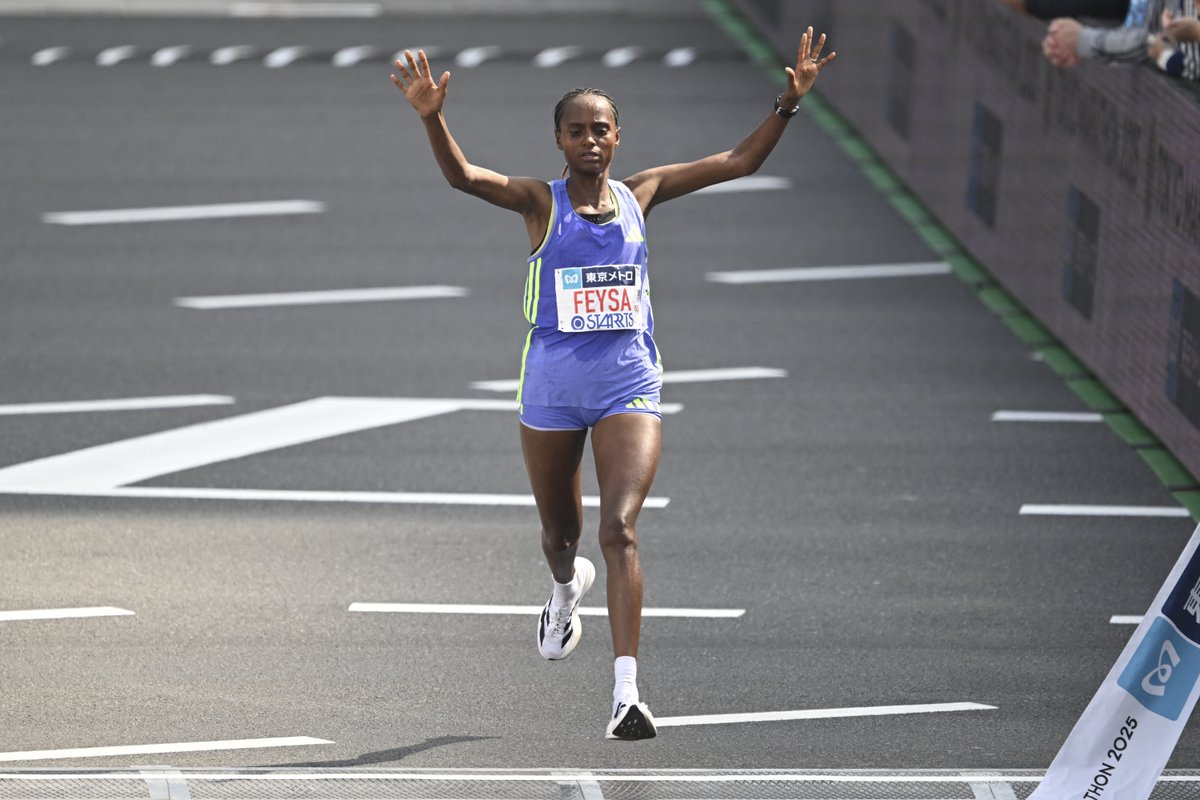 🏆 Chicago Marathon women's winner 🏆

Hawi Feysa, after placing third in Tokyo earlier this year, wins her maiden marathon major in Chicago ⚡️

The Ethiopian destroys her personal best of 2:17:00 to clock 2:14:56, winning by two minutes and 22 seconds 🇪🇹