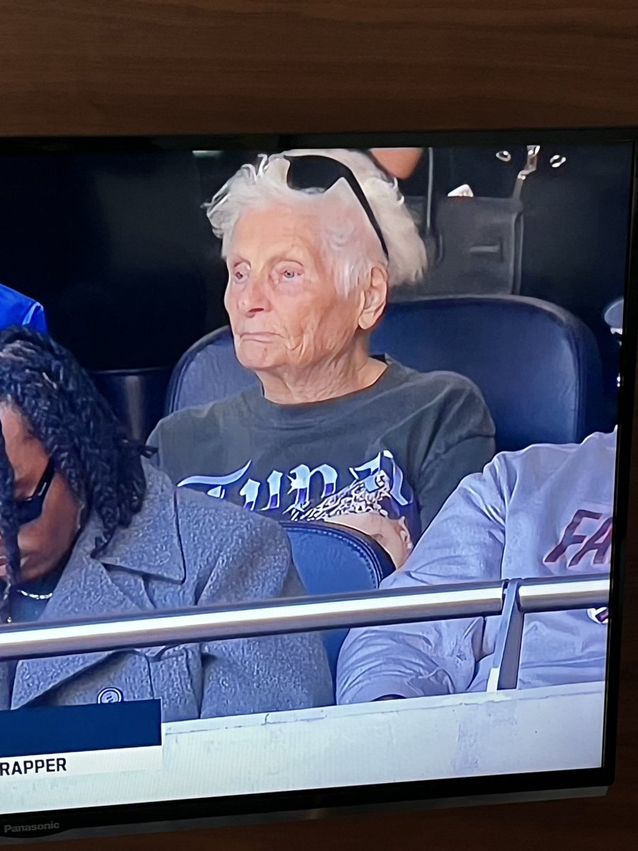 shanelpratap's tweet image. This fan with the #Tupac shirt in a legend #NFLLondonGames