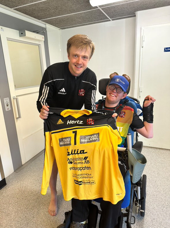 Tredje raka efter 36-27 borta mot Varberg. Extra fint att ha Axel och hans föräldrar på plats när vi är söderöver. Det dom gör är något riktigt fint i handbollen.

#div2västra #HKC