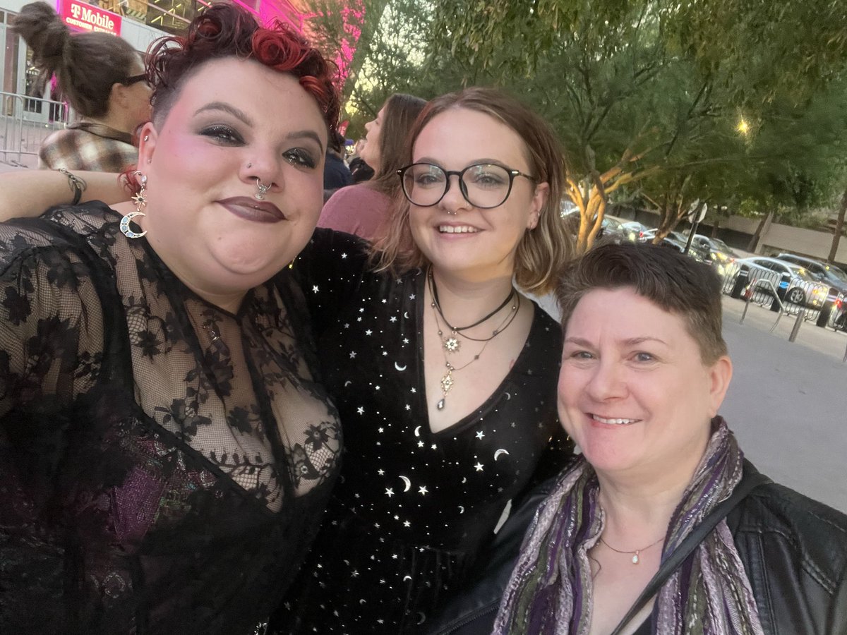 worddancer21's tweet photo. Fanmily weekend with Shivy and Liz #Sanvers #FandomisFamily https://t.co/wcobBNXU2q