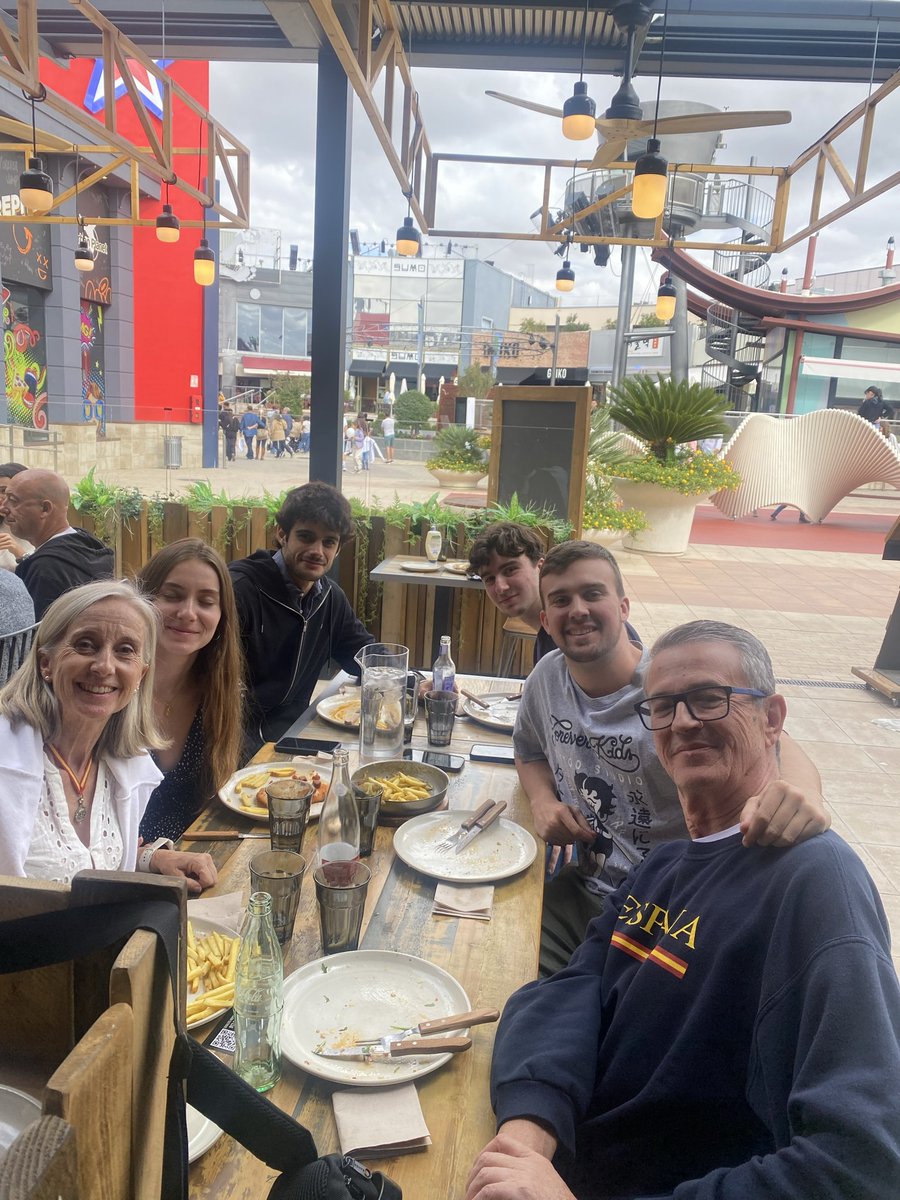 #12octubre #España puede sentirse orgullosa de su Historia de #valores #mestizaje #tradición #cultura #evangelización a pesar de su presente de #mediocridad y #rapiña. El pueblo ha hablado hoy en la calle a la #sordera de muchos que sólo actúan en minúsculas y en propio beneficio