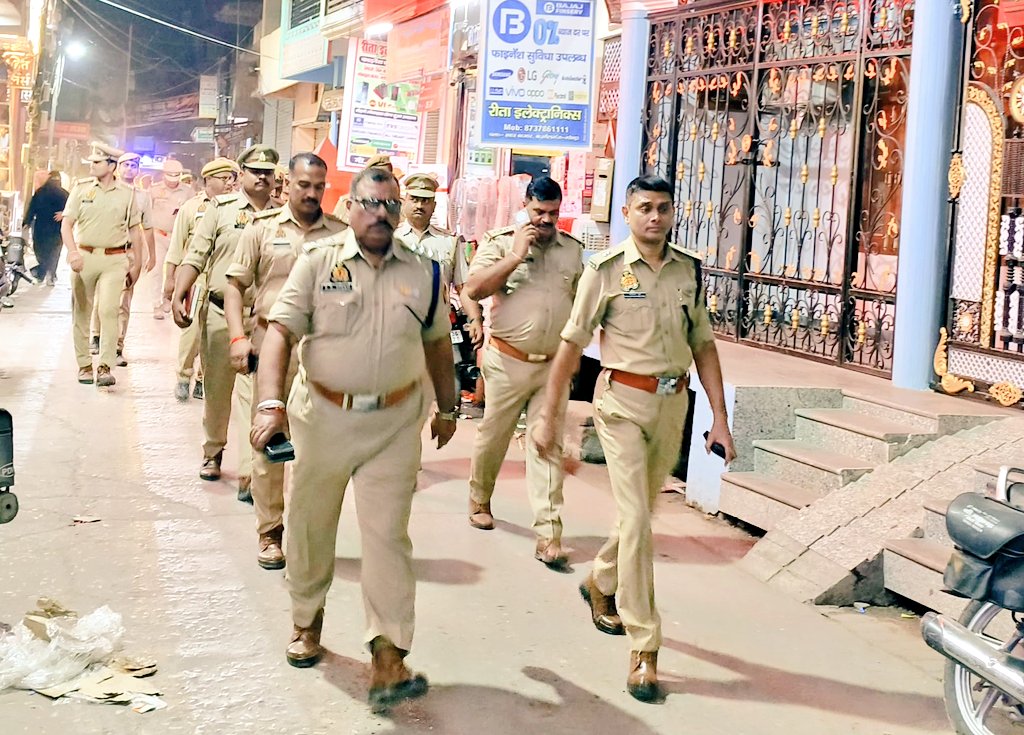 gondapolice's tweet photo. #SPGonda के निर्देशन में #AddlSP_West श्री राधेश्याम राय द्वारा  जनपद के थाना कर्नलगंज क्षेत्रांतर्गत आगामी त्यौहारों के दृष्टिगत रात्रि गश्त कर जनता से संवाद स्थापित कर उन्हें सुरक्षा व्यवस्था के संबंध में आश्वस्त कराया गया।

#UPPolice https://t.co/L1uwIBq6jU