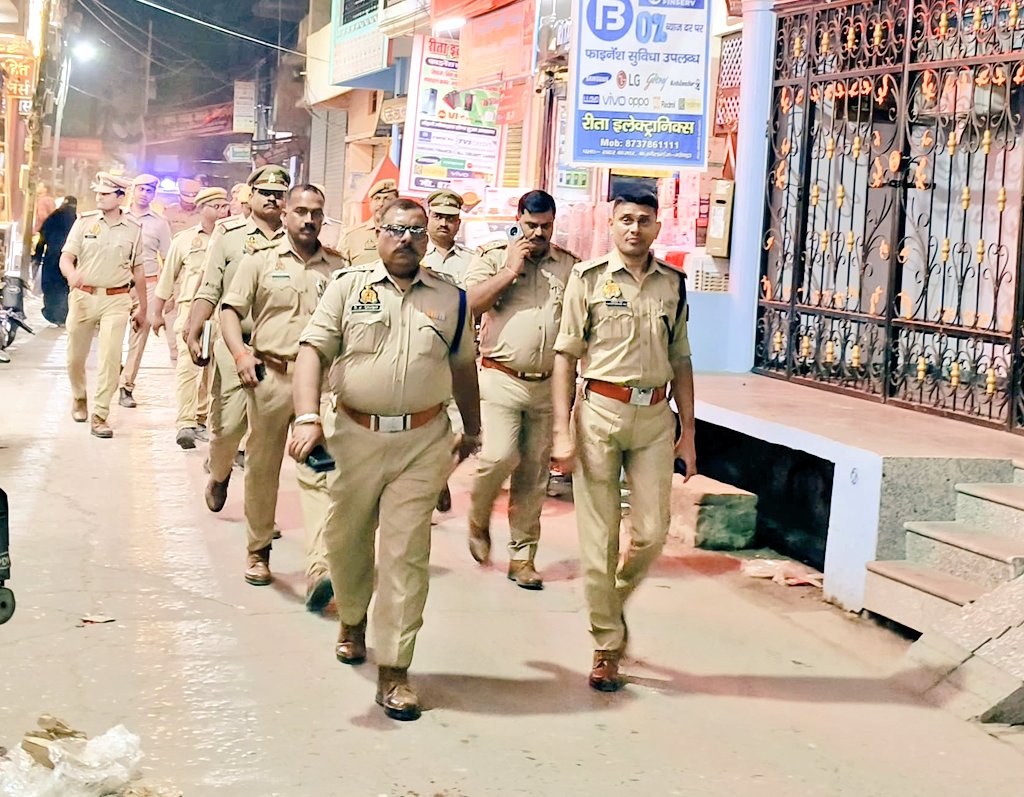 gondapolice's tweet photo. #SPGonda के निर्देशन में #AddlSP_West श्री राधेश्याम राय द्वारा  जनपद के थाना कर्नलगंज क्षेत्रांतर्गत आगामी त्यौहारों के दृष्टिगत रात्रि गश्त कर जनता से संवाद स्थापित कर उन्हें सुरक्षा व्यवस्था के संबंध में आश्वस्त कराया गया।

#UPPolice https://t.co/L1uwIBq6jU