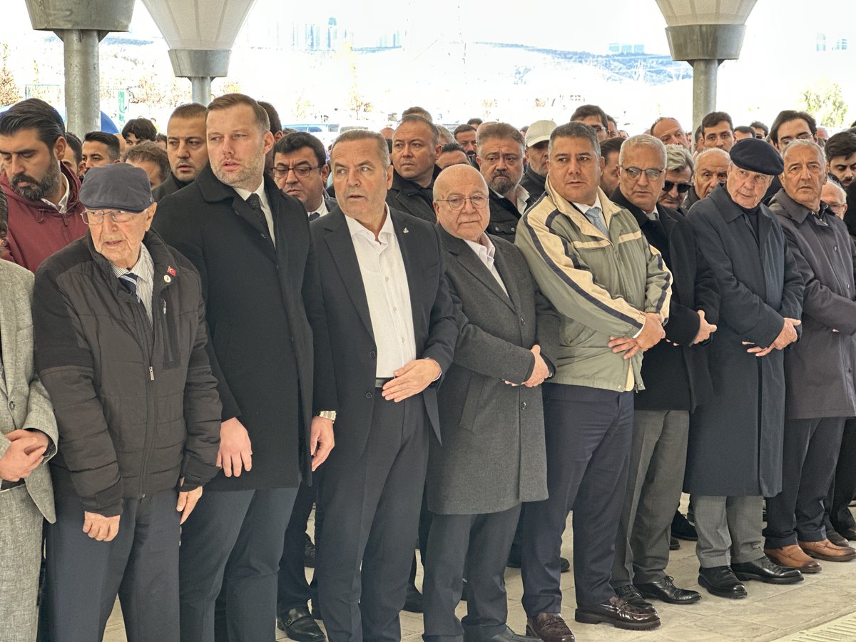 Bugün, Anavatan Partisi eski Grup Başkan Vekili değerli büyüğümüz Uğur Aksöz’ün genç yaşta vefat eden oğlu Beyazıt Aksöz’ün cenaze törenine, Turgut Özal Vakfı Yönetim Kurulu Başkanı Sayın Semih Narlı ile birlikte katıldık.

Evladını kaybetmek tarif edilmez bir acı… Bu zor günde