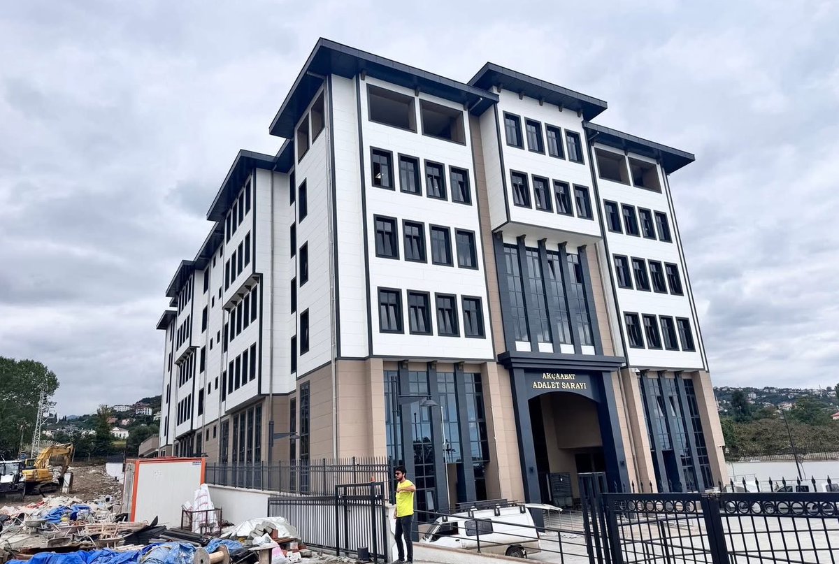 29 Aralık 2023’te temelini attığımız Akçaabat Adalet Binamız, Cumhurbaşkanımız Sn <a href="/RTErdogan/">Recep Tayyip Erdoğan</a>’ın teşrifleriyle gerçekleşen toplu açılış töreniyle hizmete açıldı.

Geleneksel mimariye uygun olarak inşasını gerçekleştirdiğimiz Adalet Sarayımız, adalet hizmetlerimizin daha etkin bir