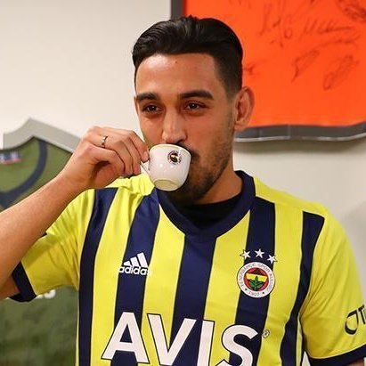 Fatih Terim'e arkadaşların aracılığıyla beni alın diye haber gönderdin. Florya'ya kadar gelip görüştün. hoca hiç yapmadığı şeyi yaparak sana güvenip basın toplantısında açık açık ismini verdi. sen ise üç kuruş fazla para görünce karşıya geçip şu pozu verdin. ne diyelim beter ol