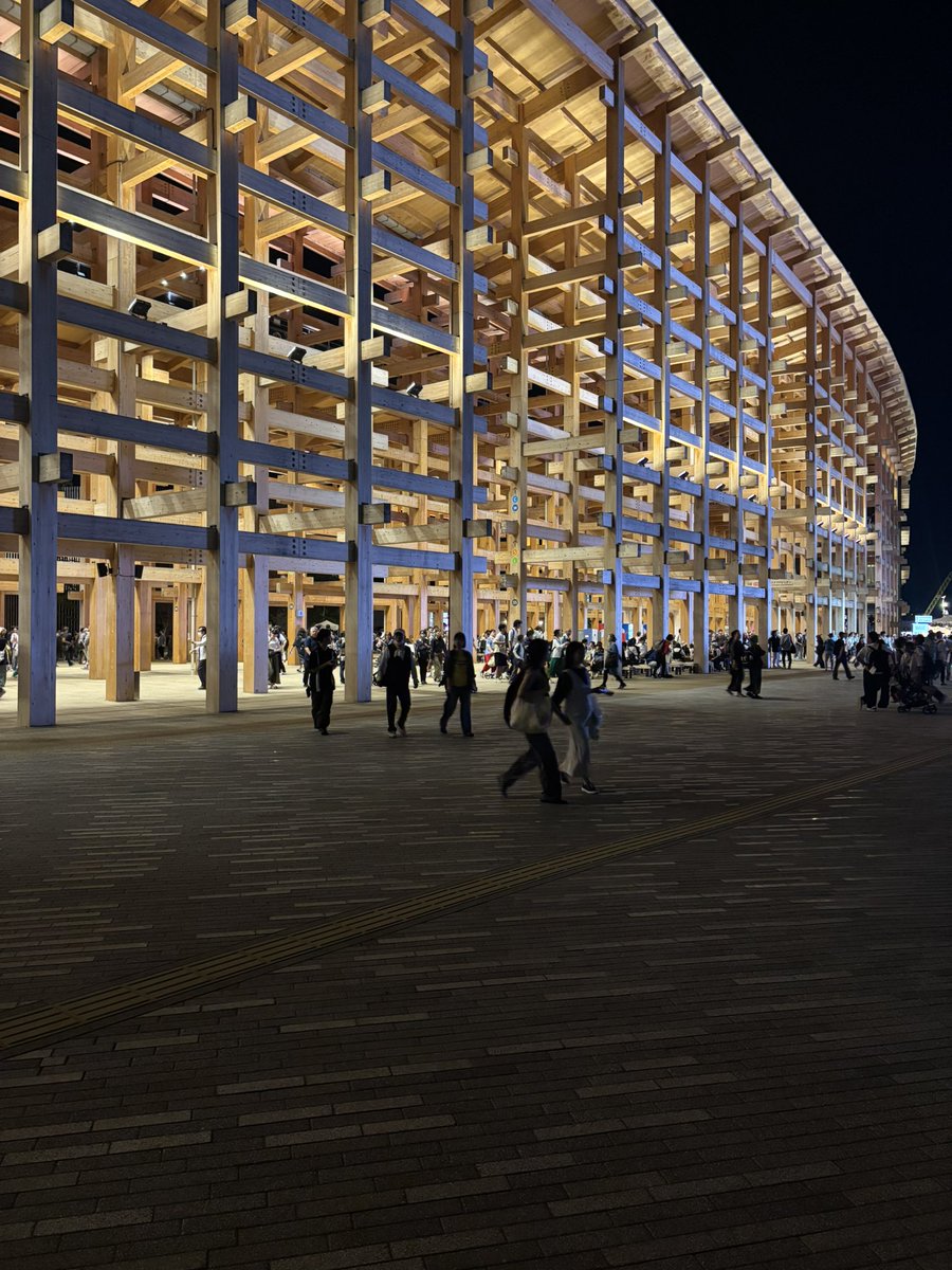 mpl_architect's tweet image. 📍万博┊︎大屋根リング
昼・夕方・夜全部良かった❤️💙✨️
花火は今まで見た中で一番距離が近くて大迫力😳
リング下でお弁当を食べる子ども達、写真を撮り合う人達、たくさんの人々が思い思いに過ごすことのできる場になっていたのが素敵だった🥹✨️
上手く言えないけど、建築を超えた空間だった…