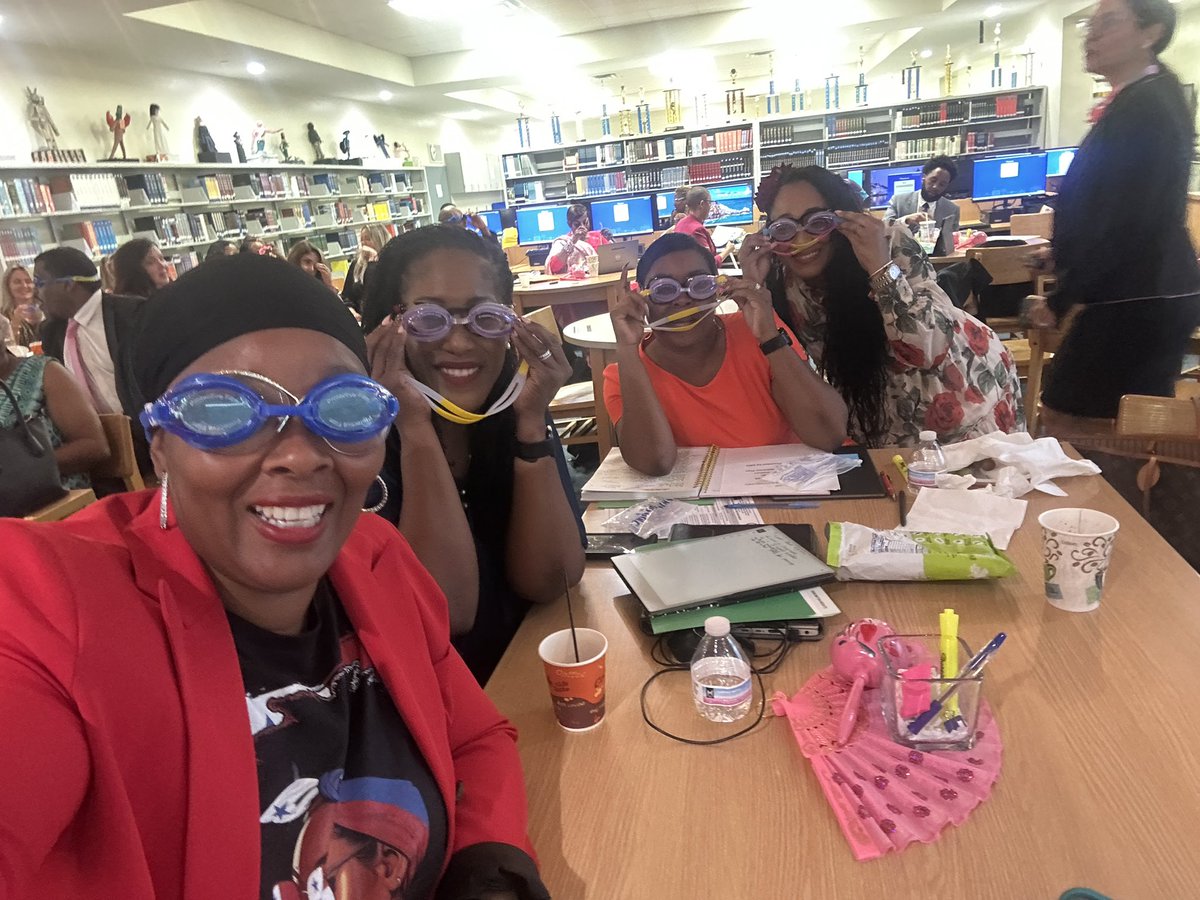 QuinteraParris's tweet image. It was an another engaging &amp;amp; powerful  @MDCPSCentral Principals’ meeting! I was proud to celebrate HHM by paying homage to my father’s beloved country and roots, PANAMA!🇵🇦 Loved @MDCPSOEEA Passport Pop-up! Nice touch! Also, got to dive deeper with @MDCPSSci #YourBestChoiceMDCPS