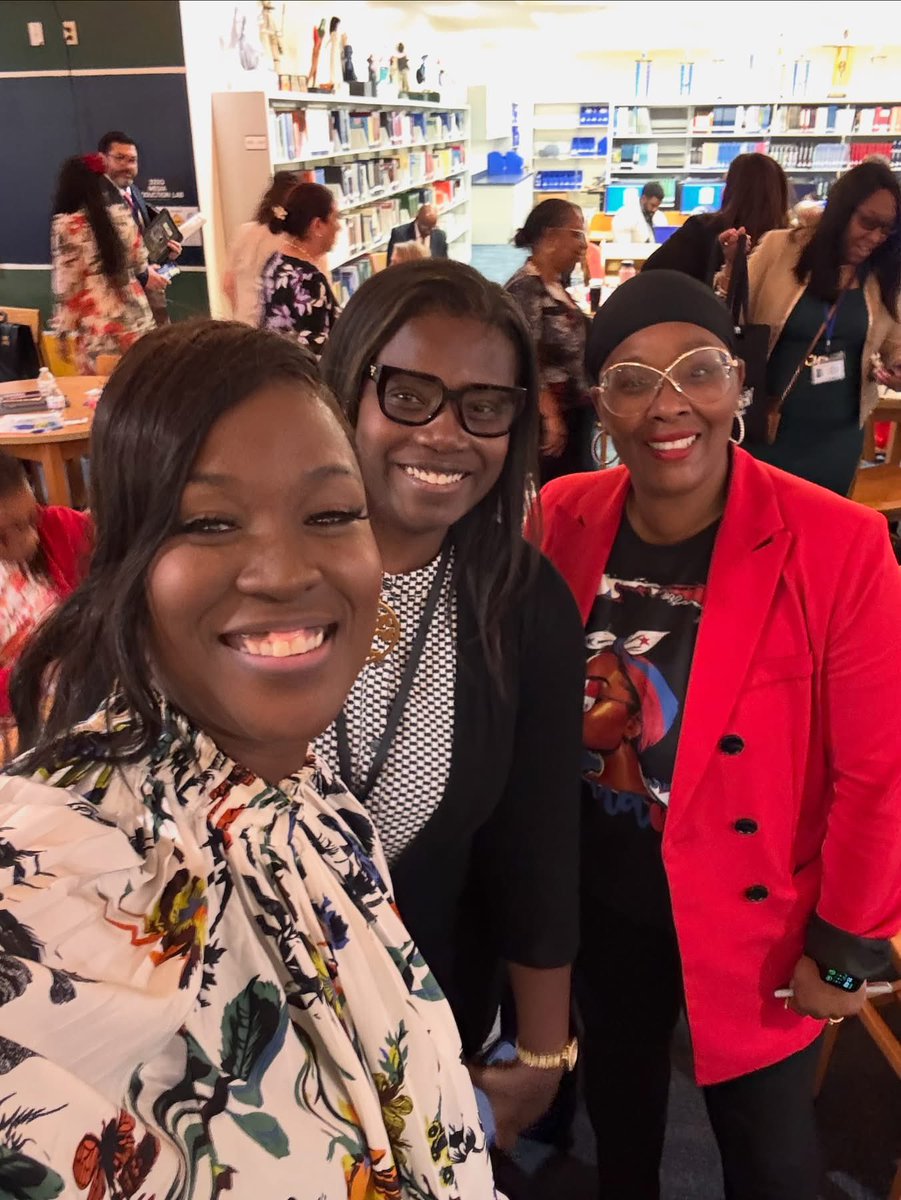 QuinteraParris's tweet image. It was an another engaging &amp;amp; powerful  @MDCPSCentral Principals’ meeting! I was proud to celebrate HHM by paying homage to my father’s beloved country and roots, PANAMA!🇵🇦 Loved @MDCPSOEEA Passport Pop-up! Nice touch! Also, got to dive deeper with @MDCPSSci #YourBestChoiceMDCPS