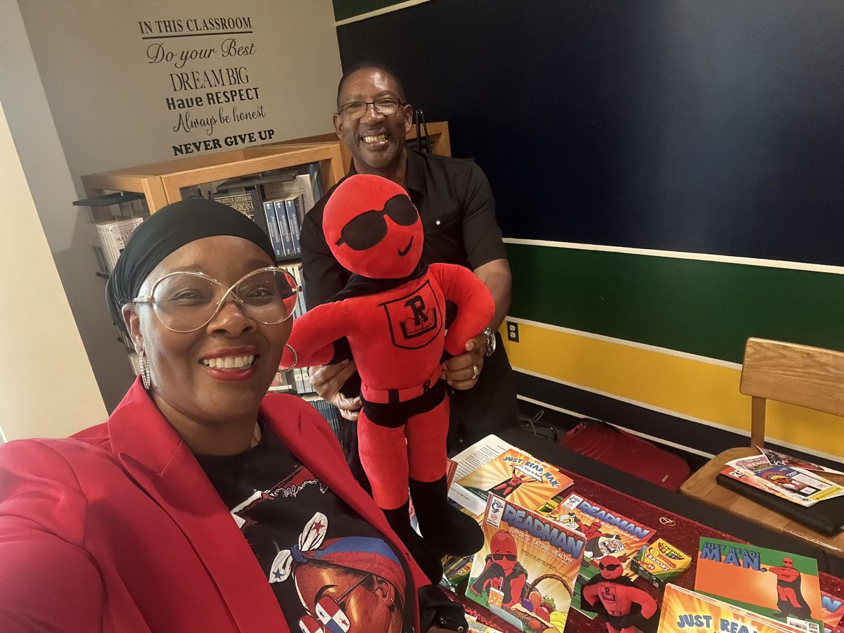 QuinteraParris's tweet image. It was an another engaging &amp;amp; powerful  @MDCPSCentral Principals’ meeting! I was proud to celebrate HHM by paying homage to my father’s beloved country and roots, PANAMA!🇵🇦 Loved @MDCPSOEEA Passport Pop-up! Nice touch! Also, got to dive deeper with @MDCPSSci #YourBestChoiceMDCPS