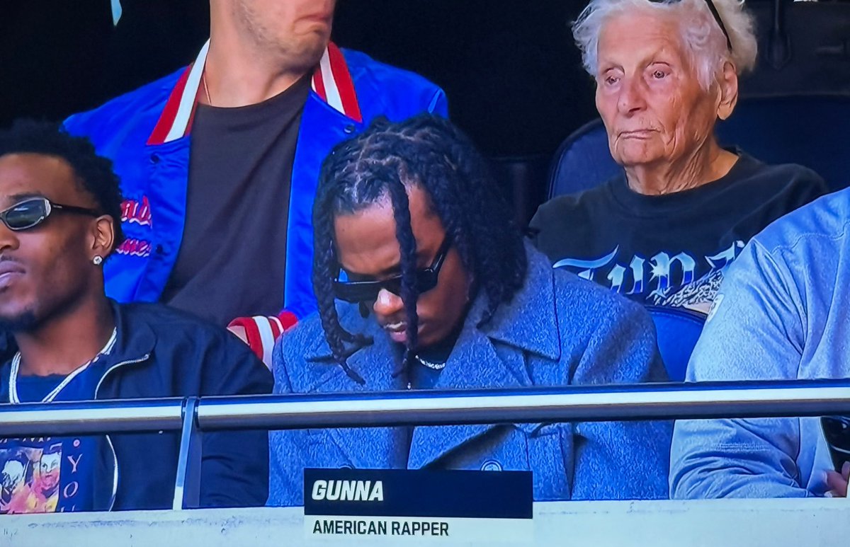 BobBfitz's tweet photo. Gunna was looking down while Granny was like “All eyes on me” https://t.co/v9gV6ZnePF