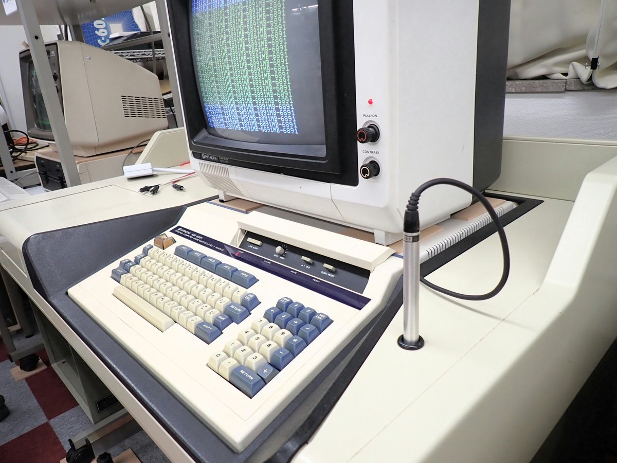 勝俣昌己(北海道稚内市)様より、日立製作所 ベーシックマスター レベル３ マーク２(MB-6891)と、純正モニター、専用ライトペン、専用パソコンデスクを寄贈いただきました。
寄贈いただき感謝いたします。
初期の8bitパソコンには、ライトペンを、オプションで用意した機材が多く在りました。