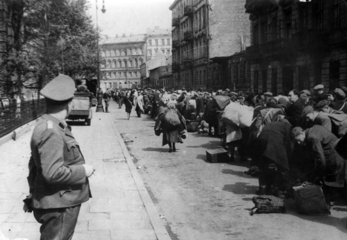 The establishment of the Warsaw Ghetto was decreed #OTD 12 October 1940. It was to be largest ghetto in all of Europe with over 400,000 Jews sealed inside. 

Learn more:  ow.ly/Vua850wHoLk