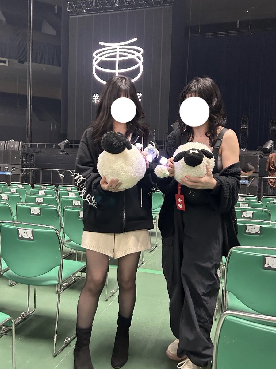 muginokokoro's tweet image. #羊文学_いまここ 
念願叶って公式ひつじちゃんぬい🐏🤍
友達が以前作ってくれたお手製ぬい（非公式）を連れて行ったけどたくさんの羊ギャング・ギャルに可愛がっていただきました🥰
お手製ぬいを作ってくれた友達も一緒にライブ参戦、たくさんの人にありがとう😭