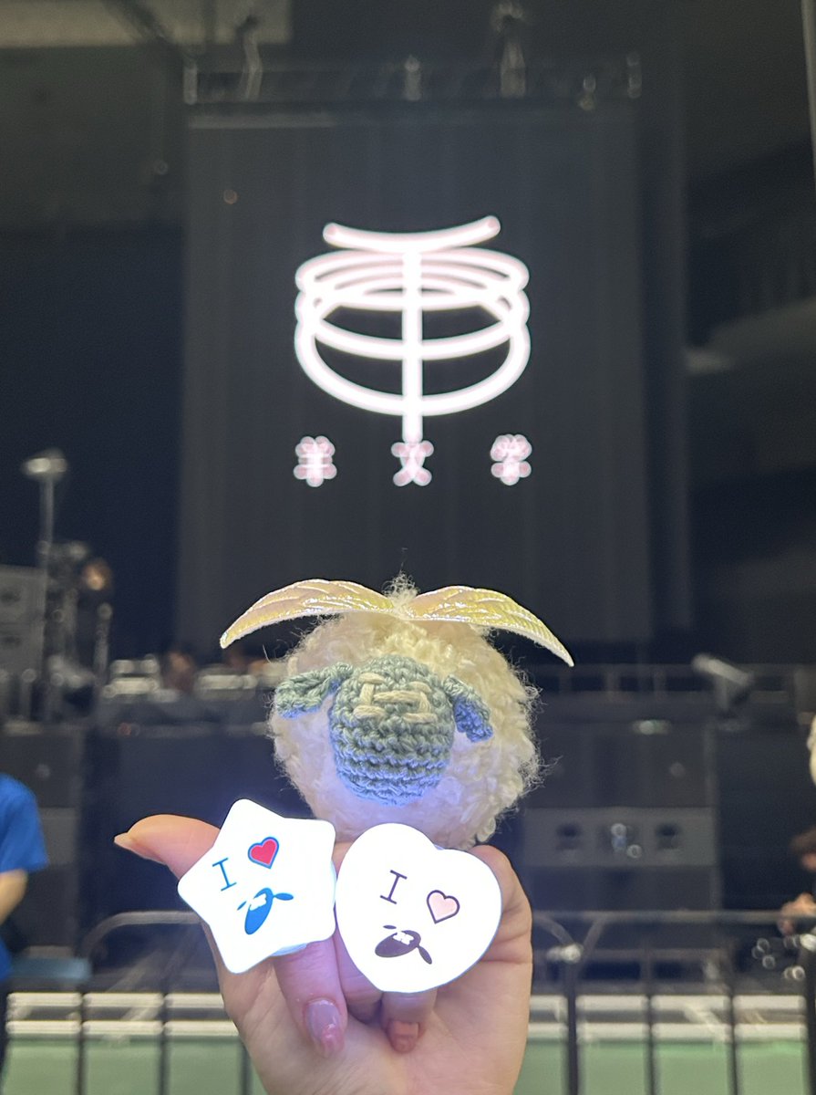 muginokokoro's tweet image. #羊文学_いまここ 
念願叶って公式ひつじちゃんぬい🐏🤍
友達が以前作ってくれたお手製ぬい（非公式）を連れて行ったけどたくさんの羊ギャング・ギャルに可愛がっていただきました🥰
お手製ぬいを作ってくれた友達も一緒にライブ参戦、たくさんの人にありがとう😭
