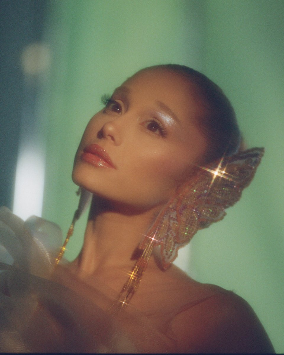 rembeauty's tweet photo. ari looks radiant in glinda’s makeup set♡
 ✩bubble of brilliance starlet liquid eyeshadow
✩i come and go by bubble eclipse all over glow stick
✩tap to bubble glossy balm
✩toss toss lip liner pencil  @wickedmovie only in theaters november 21st  ✩ https://t.co/RjbW3yPsAs  ✩ @ultabeauty 
✩ Shoppers Beauty 
✩ @bootsuk  ✩ @sephora eu app exclusive 
✩ oct 13 @sephora eu

https://t.co/ongMMwWwK9