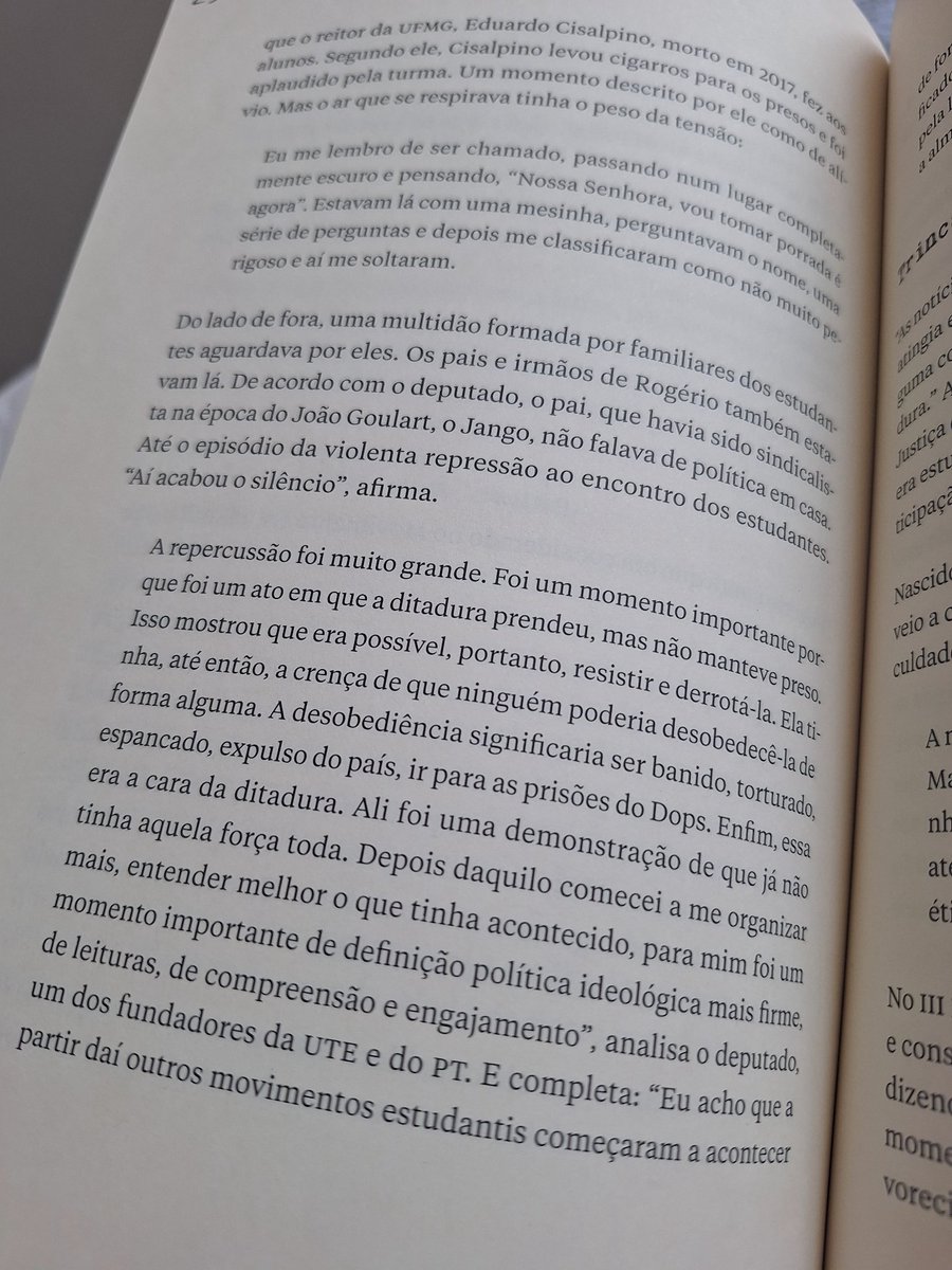 Ontem fui prestigiar o lançamento do livro "Se baterem, cantem! – Estudantes desafiam a ditadura em 1977", que resgata um dos episódios mais importantes dessa luta e que eu tenho orgulho de dizer que fiz parte, ainda como calouro da UFMG. 

Em 4 de junho de 1977, 850 estudantes