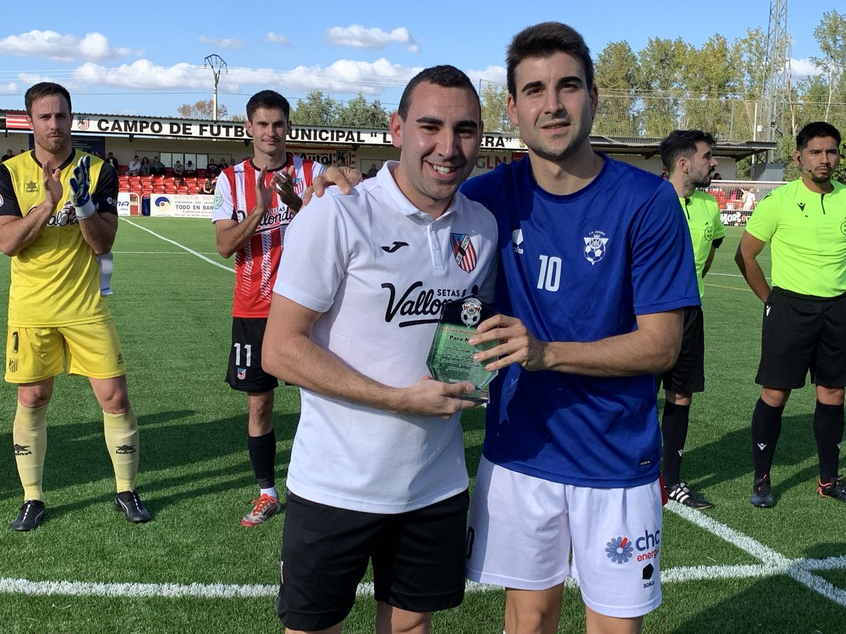 TERCERA RFEF

⚽️ <a href="/cdautol/">Club Deportivo Autol</a> 🆚 <a href="/CDArnedo/">CD Arnedo</a>

▶️ ¡Rueda el balón en La Mazanera! 🏟️
Antes del pitido inicial, se ha rendido un bonito homenaje a Nacho, jugador del <a href="/cdautol/">Club Deportivo Autol</a> nacido en Arnedo, en el que nuestro CD Arnedo también ha querido estar presente

🤍🩵 #VamosArnedo #75Años