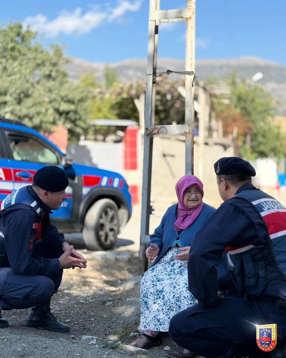 İyi ki varsınız👵🏻

Eli öpülesi kıymetli büyüklerimizin gönüllerine dokunmak için görev başındayız.
📍Çorum
#Jandarma
#JandarmaAsayiş