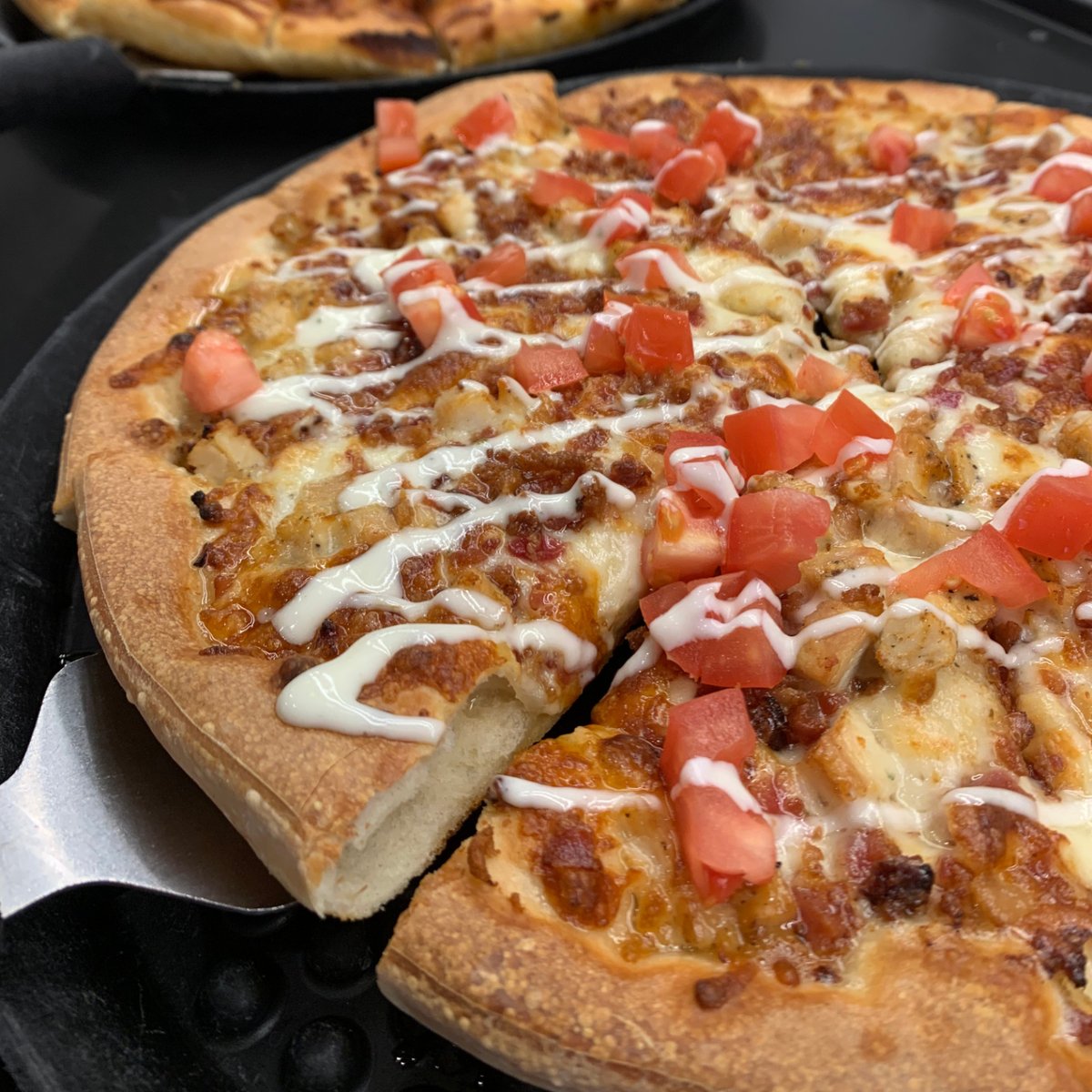 🍗🥓🌟 #SpotlightSunday 🌟🍕

Get ready for a flavor explosion with our legendary Chicken Bacon Ranch Pizza! 🍕🤠 Loaded with creamy ranch base, melty cheese, tender chicken, crispy bacon, &amp; fresh tomatoes, it's a classic favorite you can't resist. Indulge today! 🍽️🥳