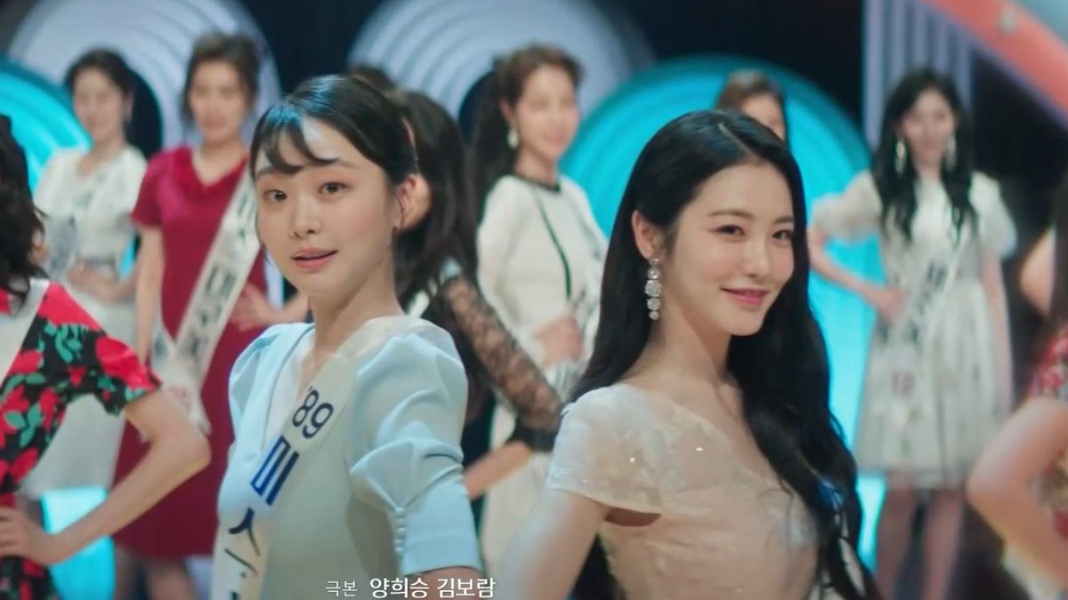 o3o_rookie's tweet image. &lt;백번의 추억&gt; 11화 예고편 이거 뭐임 돌겠네n
영례재필 키스하다가 가족+정현 한테 걸리고 허재필 두고 경쟁하더니 이번엔 미스코리아 경쟁하는 영례종희