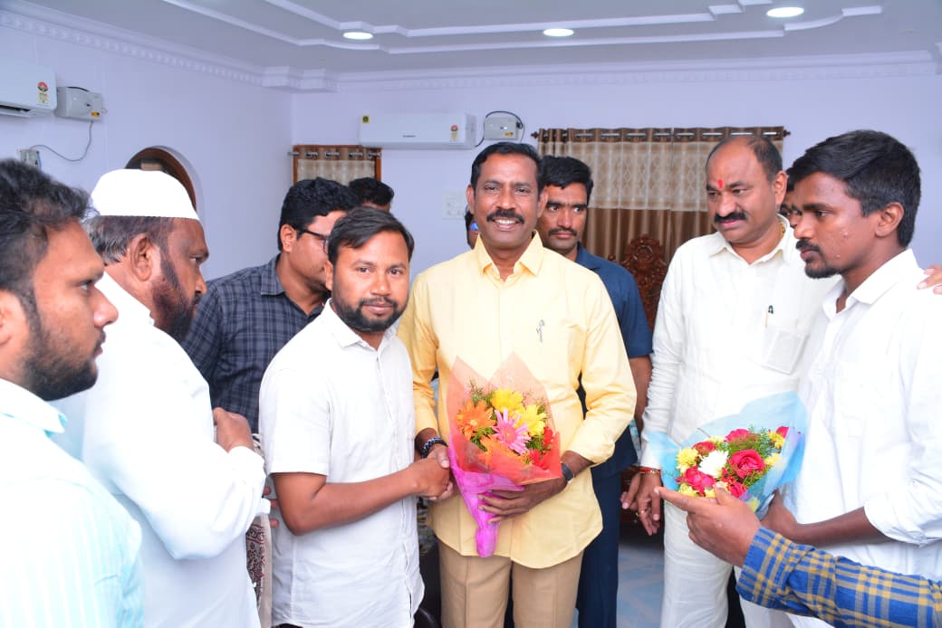 Pallasrinivas4u's tweet image. కర్నూలు లో అక్టోబర్ 16న జరగనున్న గౌరవ ప్రధానమంత్రి శ్రీ నరేంద్రమోదీ సభ నేపథ్యంలో కర్నూలు పర్యటించిన టీడీపీ రాష్ట్ర అధ్యక్షులు పల్లా శ్రీనివాసరావు గారికి జిల్లా నాయకులు, కార్యకర్తలు బ్రహ్మరథం పట్టి ఘన స్వాగతం పలుకుతున్నారు...
 #PallaSrinivasaRao #TDPStatePresident #TDP