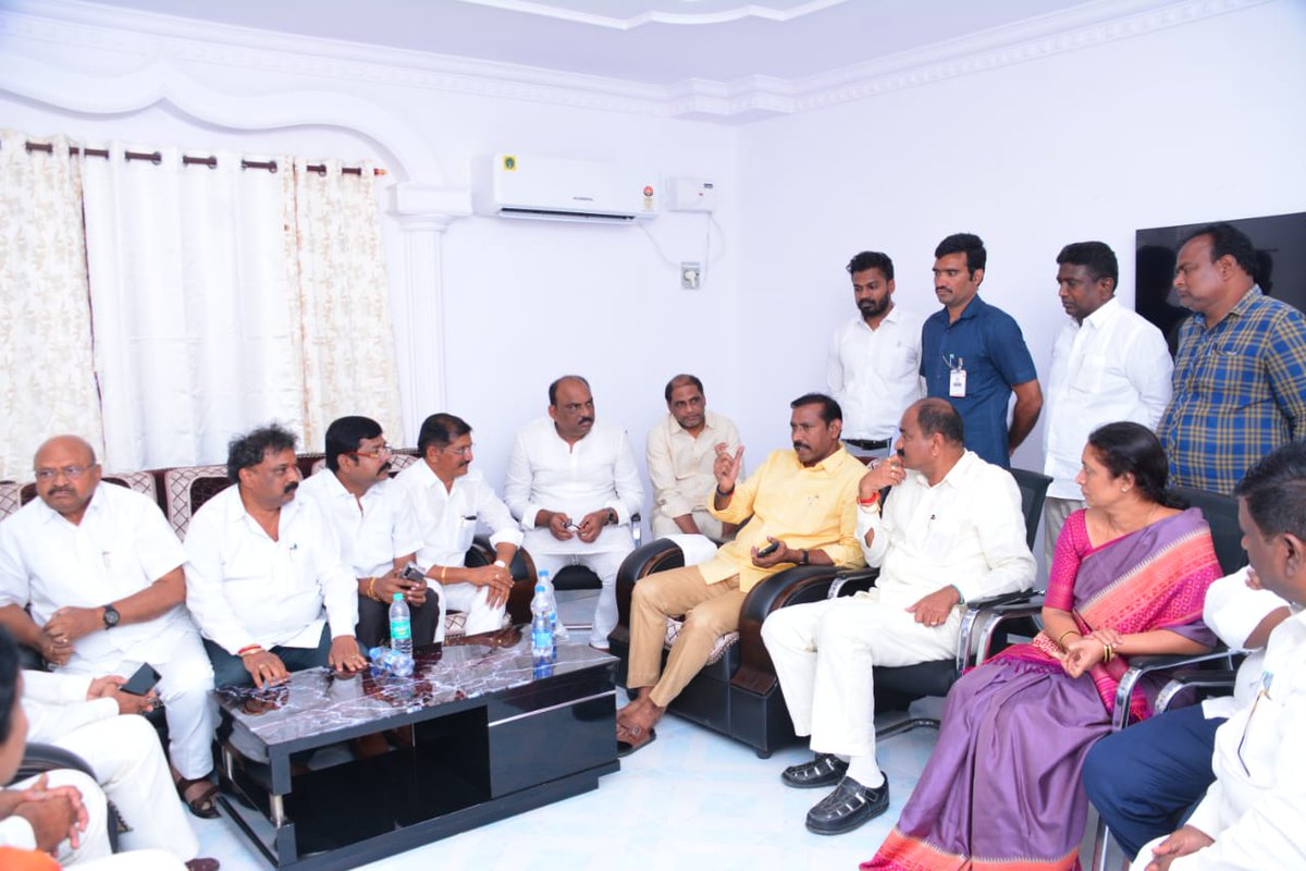 Pallasrinivas4u's tweet image. కర్నూలు లో అక్టోబర్ 16న జరగనున్న గౌరవ ప్రధానమంత్రి శ్రీ నరేంద్రమోదీ సభ నేపథ్యంలో కర్నూలు పర్యటించిన టీడీపీ రాష్ట్ర అధ్యక్షులు పల్లా శ్రీనివాసరావు గారికి జిల్లా నాయకులు, కార్యకర్తలు బ్రహ్మరథం పట్టి ఘన స్వాగతం పలుకుతున్నారు...
 #PallaSrinivasaRao #TDPStatePresident #TDP