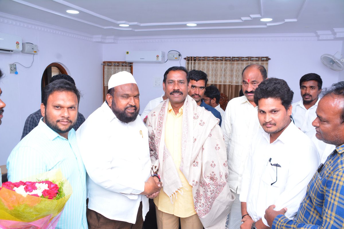 Pallasrinivas4u's tweet image. కర్నూలు లో అక్టోబర్ 16న జరగనున్న గౌరవ ప్రధానమంత్రి శ్రీ నరేంద్రమోదీ సభ నేపథ్యంలో కర్నూలు పర్యటించిన టీడీపీ రాష్ట్ర అధ్యక్షులు పల్లా శ్రీనివాసరావు గారికి జిల్లా నాయకులు, కార్యకర్తలు బ్రహ్మరథం పట్టి ఘన స్వాగతం పలుకుతున్నారు...
 #PallaSrinivasaRao #TDPStatePresident #TDP