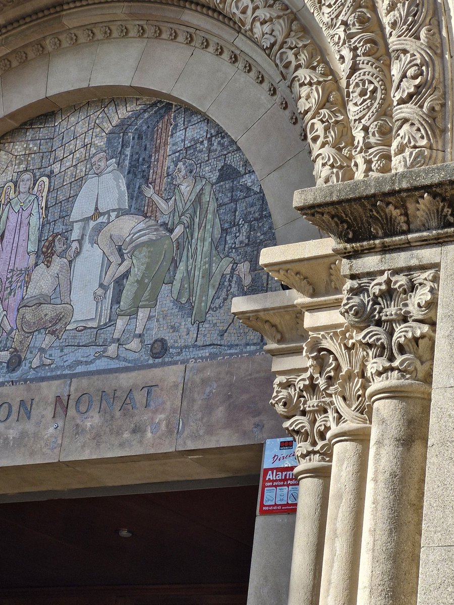 És la primera vegada que ho veig, potser no m'hi havia fixat abans eh! però que trist haver de posar un sistema d'alarma a una església.