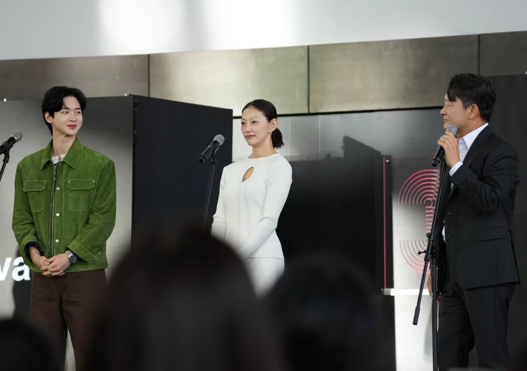 [101225] Dongyoon at BIFF Stage Greeting with #QueenMantis team 👮‍♂️🦗

Credit to jaejoojang on Instagram 💐🙏