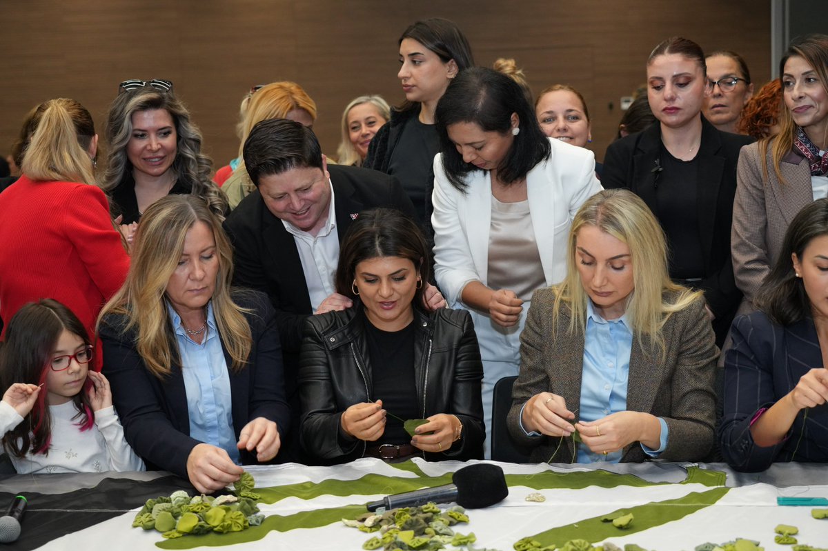 Aile Dayanışma Ağı ve CHP İstanbul İl Kadın Kolları öncülüğünde, yaşanan haksızlıklara, hukuksuzluklara ve adaletsizliklere karşı Alan Kadıköy’de bir araya gelen kadınlar, emeğin ve dayanışmanın hafızasını canlı tutmak için anlamlı bir çalışmaya imza attı.

<a href="/dk_imamoglu/">Dilek Kaya İmamoğlu</a>’nun