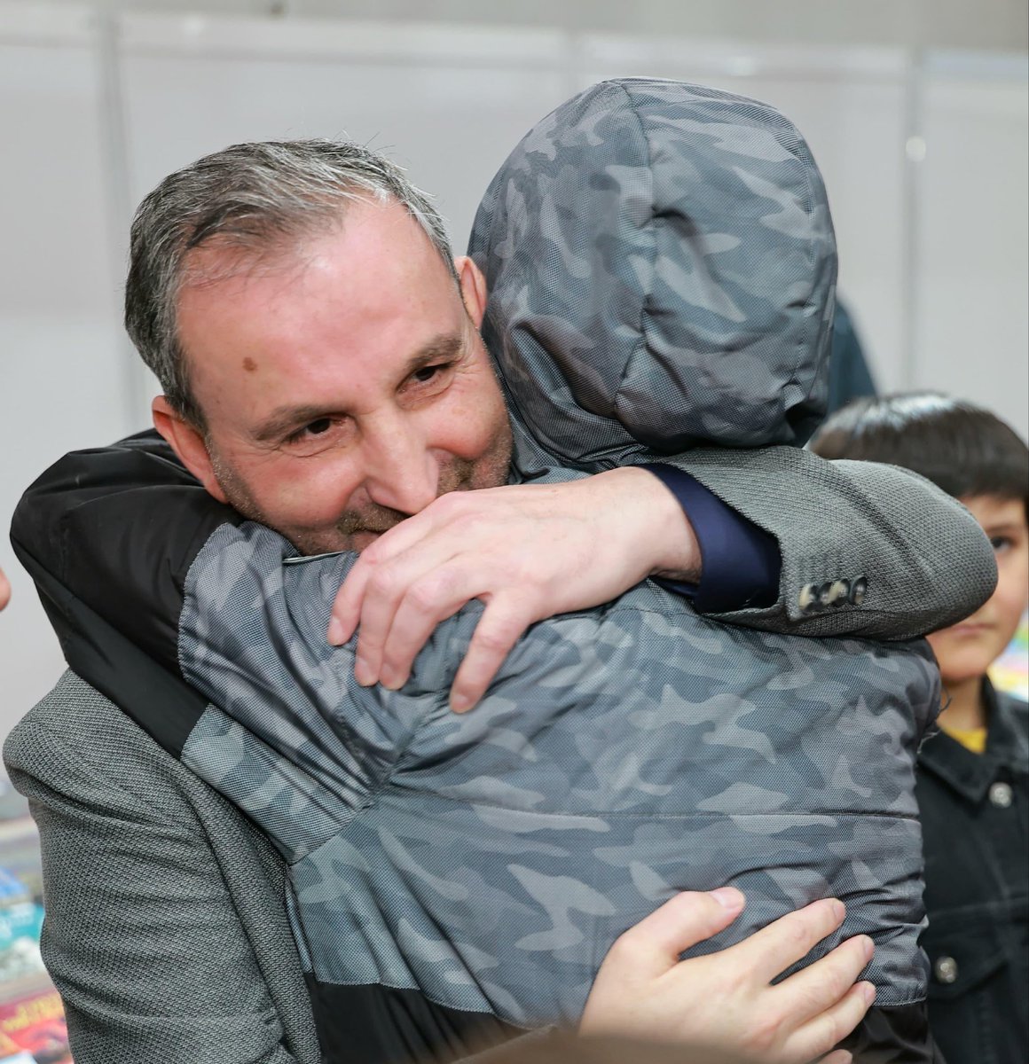 alitombas_'s tweet image. İki güzellik bir arada;
Çocuklarımız ve kitaplar❤️

Sultanbeyli Kitap Fuarı’mız 2’inci gününde de yoğun katılımla devam ediyor. 7’den 70’e ilgi gösteren tüm kitapseverlere teşekkür ederim.