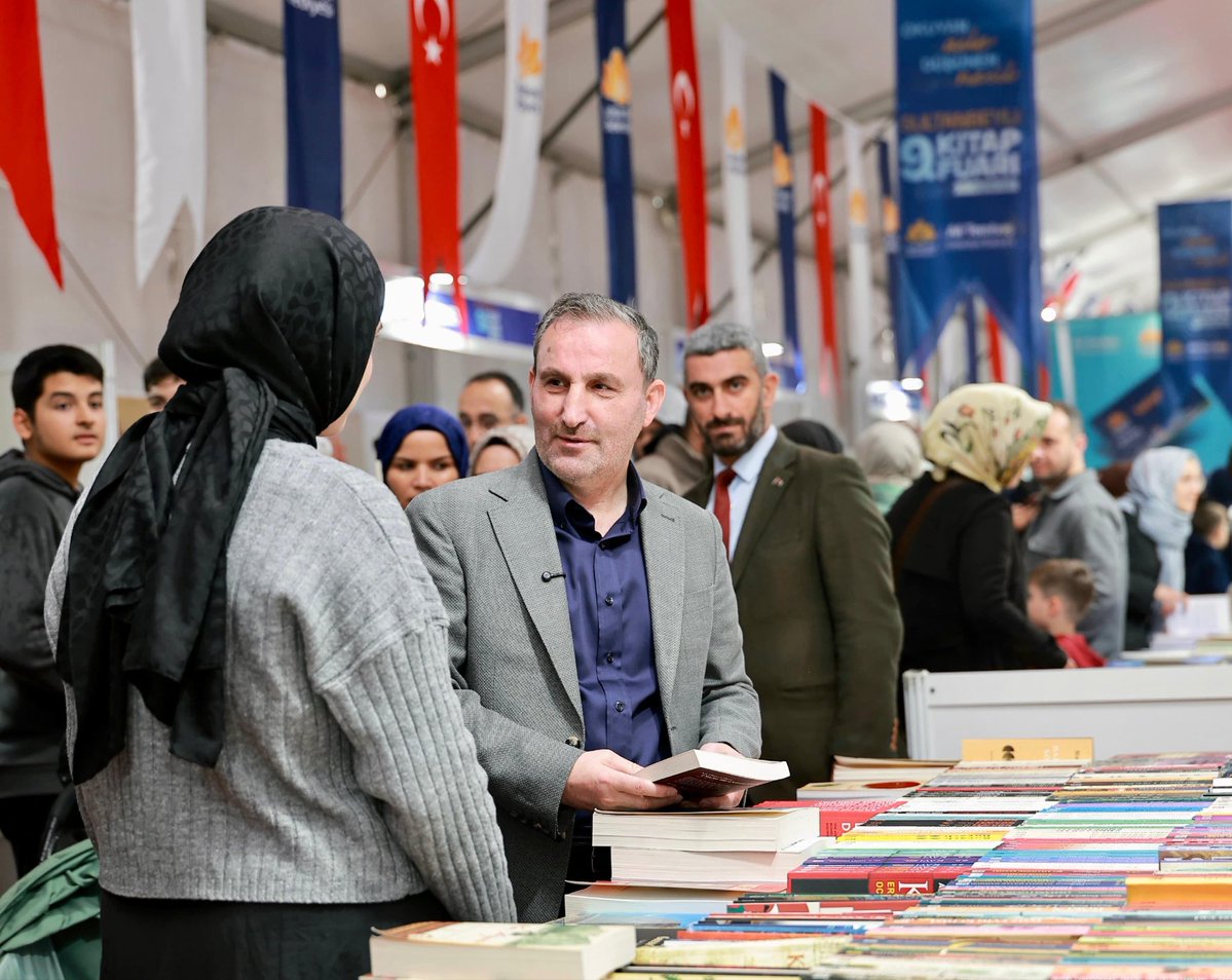 alitombas_'s tweet image. İki güzellik bir arada;
Çocuklarımız ve kitaplar❤️

Sultanbeyli Kitap Fuarı’mız 2’inci gününde de yoğun katılımla devam ediyor. 7’den 70’e ilgi gösteren tüm kitapseverlere teşekkür ederim.