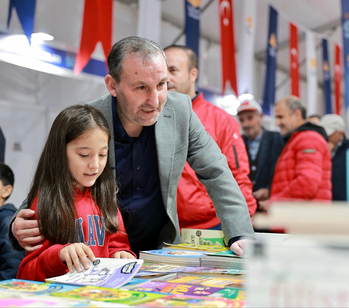 alitombas_'s tweet image. İki güzellik bir arada;
Çocuklarımız ve kitaplar❤️

Sultanbeyli Kitap Fuarı’mız 2’inci gününde de yoğun katılımla devam ediyor. 7’den 70’e ilgi gösteren tüm kitapseverlere teşekkür ederim.