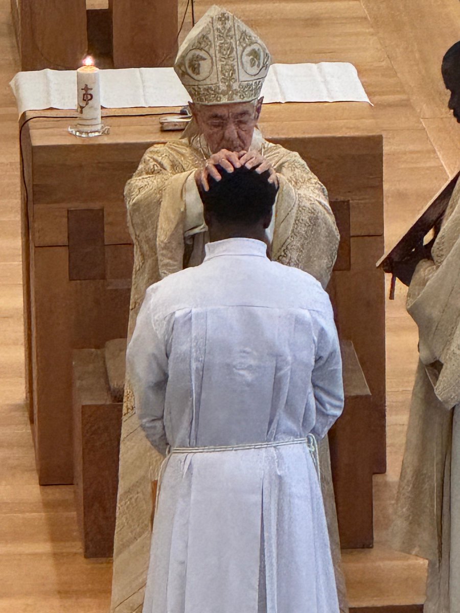 Diakonenweihe von Athanasius Onyegesi Pallottiner in Vallendar. Die gesamte Generalleitung der Kongregation aus Rom, die  derzeit die Ordenshäuser in Deutschland besucht, war anwesend. Der Diakonat zeigt, dass die Kirche dem Leben der Menschen dienen soll.