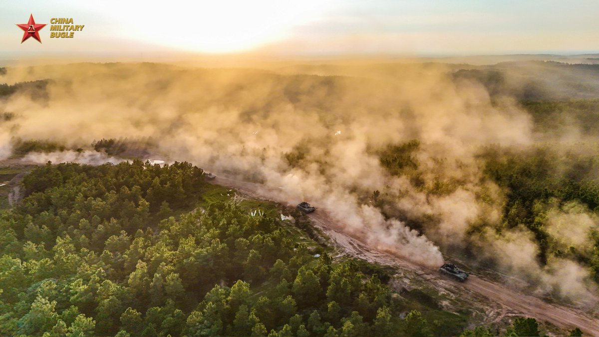 ChinaMilBugle's tweet image. Plumes of Dust: #Photos show main battle tanks (#MBTs) attached to a combined-arms brigade under Chinese #PLA 71st Group Army kicking up plumes of dust during a maneuver training exercise. #Chinamilitary