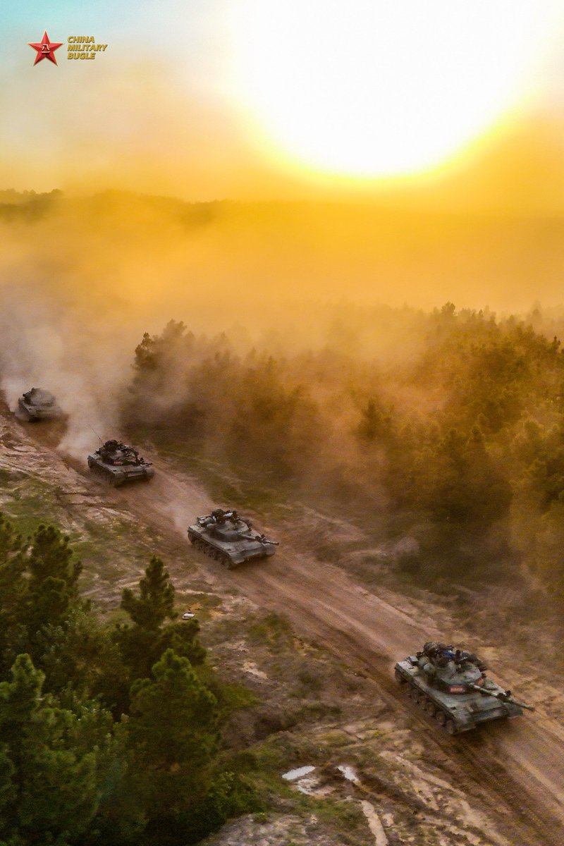 ChinaMilBugle's tweet image. Plumes of Dust: #Photos show main battle tanks (#MBTs) attached to a combined-arms brigade under Chinese #PLA 71st Group Army kicking up plumes of dust during a maneuver training exercise. #Chinamilitary