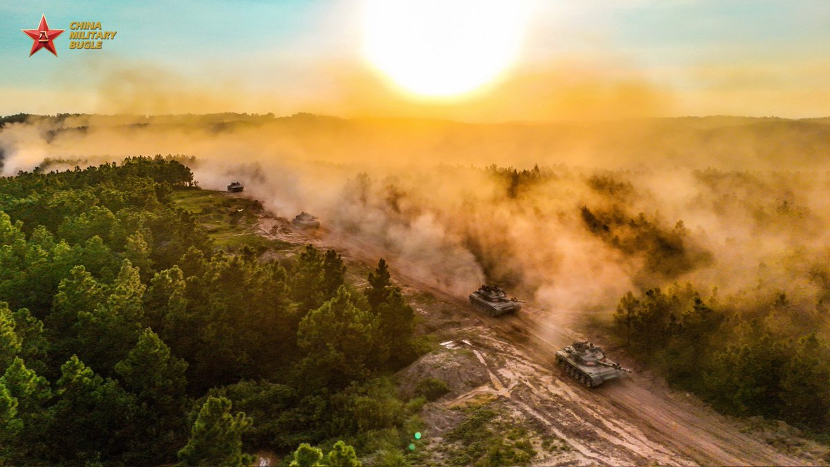 ChinaMilBugle's tweet image. Plumes of Dust: #Photos show main battle tanks (#MBTs) attached to a combined-arms brigade under Chinese #PLA 71st Group Army kicking up plumes of dust during a maneuver training exercise. #Chinamilitary