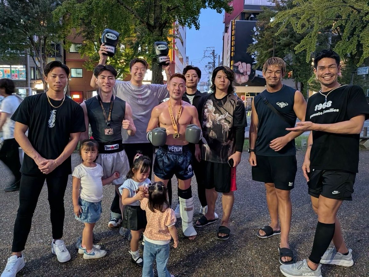 キックボクシングって
プロかアマどっちかとゆーと
アマの試合の方が気持ちの部分では
見ててわかりやすく視覚化されると思う

目標に向かって頑張るって素敵な事だぜ
みんなかっこよかった