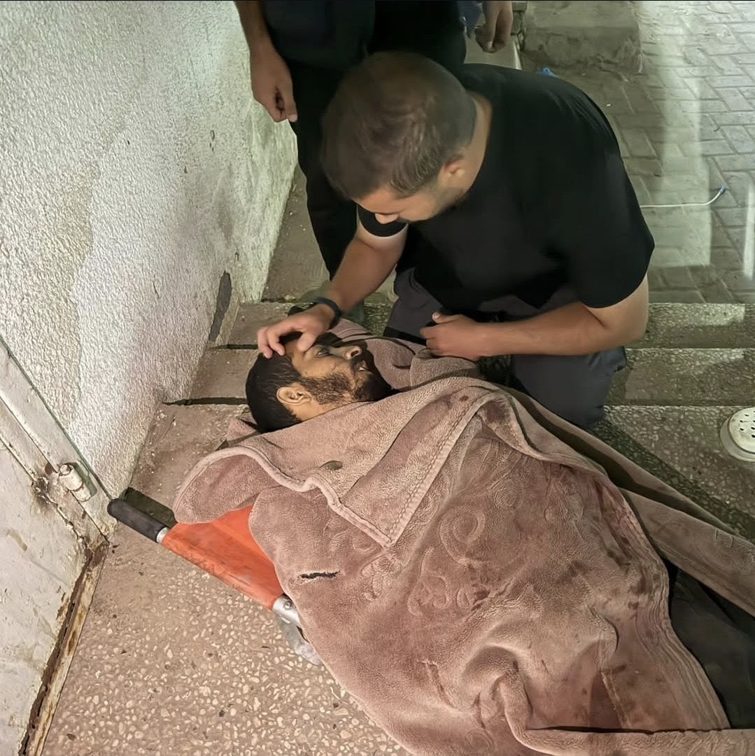 اصعد بروحكَ، لكنْ دع لنا الجسدا
لنفهِم الأرضَ أنّ المجدَ للشُهدا

لنُفهِم الكونَ، أنّ الدمَّ حين جرى
من رحْمهِ ألفُ حُرٍّ ثائرٍ وُلدا

اصعد بروحك لا خوفٌ ولا وجلٌ
عليك ما دمت في الأبرار والسُعدا

حصدتَ بالموت هذا خير منزلةٍ
وغيرُك الذُلَّ والخسران قد حصدا

#صالح_الجعفراوي
