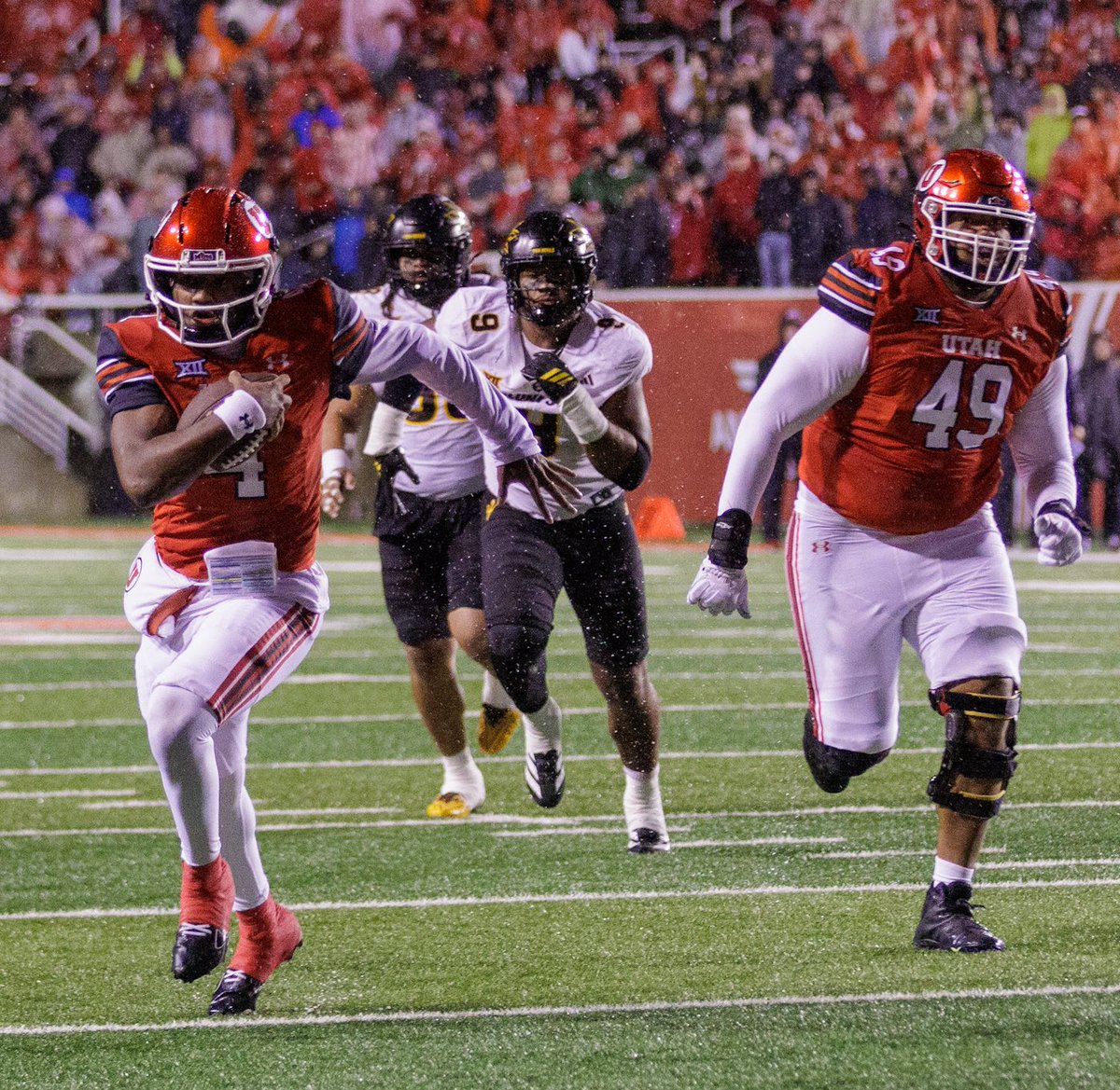 BartleKSLsports's tweet image. To halftime of my rewatch of the game… Whether collapsing the edge, or lead blocking the inside, Dallen Bentley and Solatoa Moeai made key block after key block and were really impactful in Utah’s success on the ground.