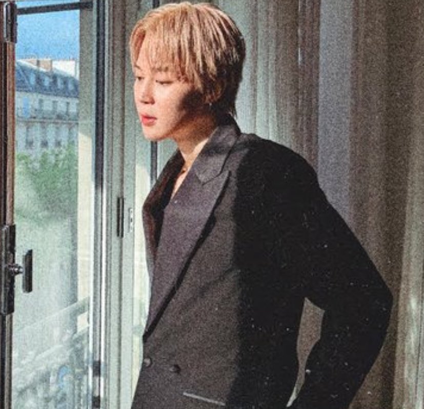 dollfolders's tweet image. the way we couldve gotten an ig dump of Jimin in paris but get these pictures in 144p quality instead… he‘s really the number one idgafer